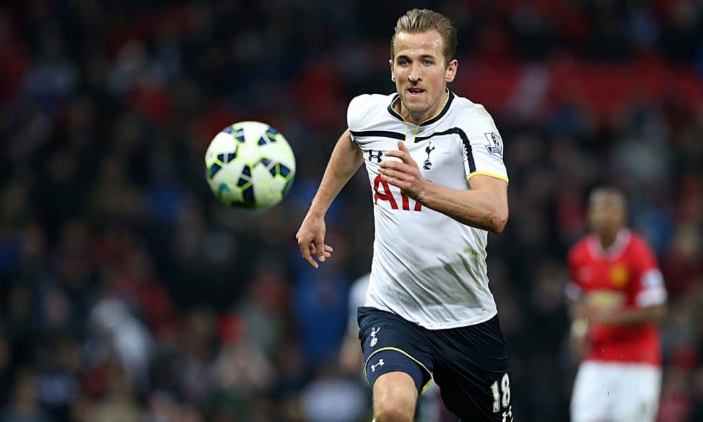 Harry Kane dianggap cocok gantikan Alexis Sanchez di lini depan Arsenal Keterangan : Harry Kane tampil gemilang bersama Tottenham Hotspur dimusim ini. Sebagai penyerang Kane selalu memberi maksimal untuk klubnya sekarang. Kehilangan pemain penting dalam skuat tentunya akan berdampak besar dalam setiap permainan mereka. Terlebih jika dengan hilangnya pemain tersebut, daya serang mereka menjadi kendor. Kejadian ini acap kali dialami oleh banyak klub yang ada didaratan Eropa. Itu karena klub-klub besar punya banyak uang untuk bisa mendapatkan pemain yang diinginkannya. Inilah yang terjadi pada klub Arsenal tahun 2012 silam. Saat penyerangnya, Robin van Persie hijrah ke rival mereka, Manchester United dengan mahar sebesar 24 juta pounds. Dan sejak saat itu, Wenger memiliki masalah pada lini depan mereka yang tumpul dalam beberapa musim terakhir ini. Bahkan Wenger yang sudah sangat mempercayai Olivier Giroud untuk bisa menambah daya serang Arsenal sering membuat fans kecewa akan penampilan yang masih sangat jauh dari ekspetasi. Seakan mendapatkan angin segar di musim ini, penampilan penyerang mereka Alexis Sanchez membuat Arsenal berada dipapan atas klasemen sementara Premier Liga Inggris. Penampilan impresif penyerang yang dibeli tahun 2014 silam dari Barcelona ini membuat banyak pendukung Arsenal yakin jika dia bisa membawa klubnya menjuarai Liga Inggris dimusim ini. Keterangan : Legenda Arsenal, Ray Parlour memberi saran pada manajemen Arsenal sekarang untuk memulai pembicaraan lebih lanjut kepada manajemen Tottenham Hotspur agar mau melepas pemain andalannya tersebut. Tapi bukan berarti tugas Wenger selesai sampai sini. Wenger jelas dituntut untuk bisa mendatangkan penyerang-penyerang lain yang jauh lebih berkualitas untuk menambah daya serang Arsenal. Artinya Wenger sudah seharusnya bisa memboyong penyerang lain dalam skuatnya dimusim ini. Hal inilah yang dikatakan oleh salah satu legenda Arsenal, Ray Parlour yang kerap melontarkan saran serta kritik kepada mantan pelatihnya, Arsene Wenger. Parlour menyarankan kepada manajemen Arsenal agar bisa memanfaatkan momentum polemik yang terjadi antara Harry Kane dengan klubnya Tottenham Hotspur. Ini karena Kane meminta gaji 2 kali lebih besar dari gaji yang sudah diterimanya sekarang. Dan itu membuat kontrak perpanjangan Kane di Tottenham tersendat. Parlour mengungkapkan bahwa sebenarnya Kane sejak dari dulu merupakan fans sejati dari Arsenal. Bahkan sejak dari kecil, Kane selalu menyimpan foto skuat Arsenal saat sedang melakukan parade merayakan kemenangan mereka setelah menjuarai Liga Inggirs musim 2003/2004 dengan rambut warna merah putihnya. Keterangan : Harry Kane dengan manajemen dari Tottenham dilanda polemik. Kane menginginkan nilai gaji 2 kali lebih besar dari gajinya yang sekarang. Tentunya seorang fans setia Arsenal akan sangat bahagia bisa bermain untuk Arsenal. Parlour berharap manajemen Arsenal bisa membaca masalah yang sedang dihadapi Kane bersama klubnya tersebut. Dan mungkin saja bisa membawa Kane agar bisa menjadi bagian dari skuat utama Arsenal pada bulan Januari 2017 mendatang.